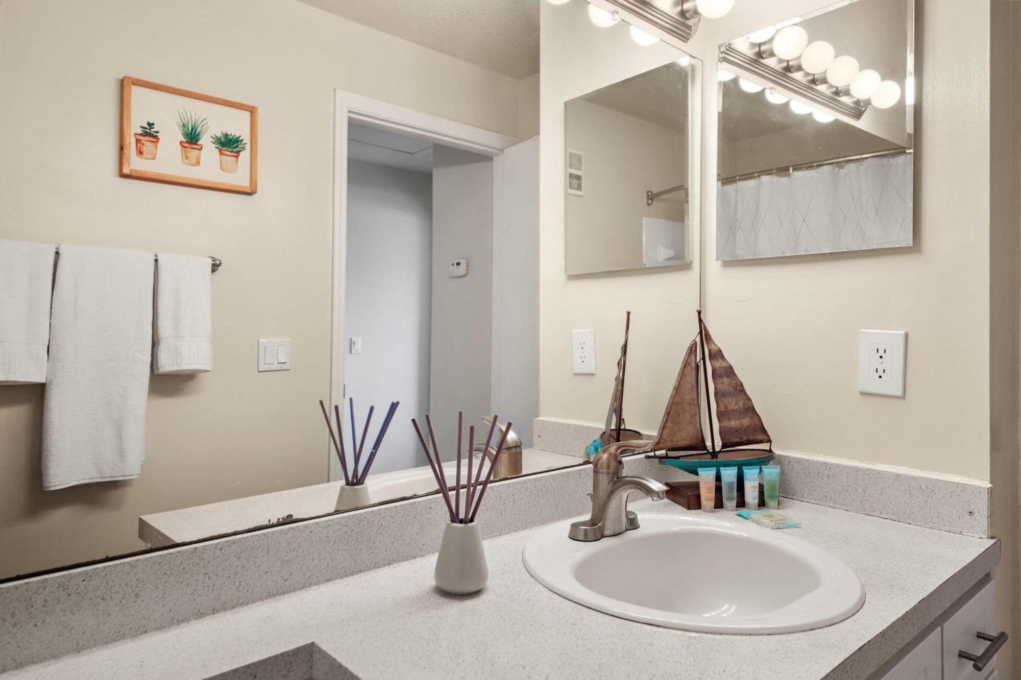 Beautiful 2Br W Balcony Pool Gym Tennis 브레던톤 외부 사진
